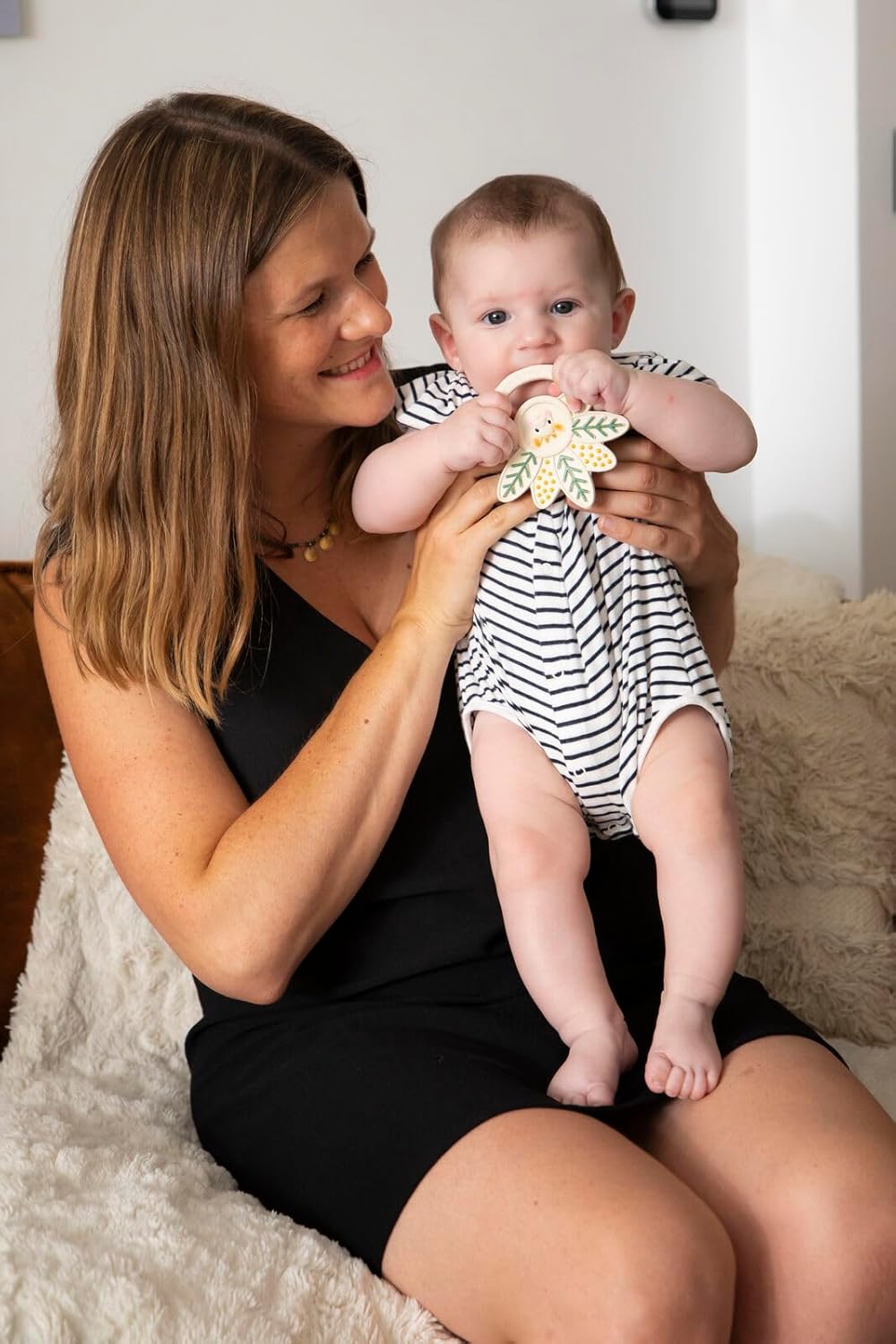 Sophie la Girafe - Teething Ring Mille-Feuille - 100% Natural Rubber - Multiple Textures - Gums Massage - Easy Grip Handle - Baby Teether - Age: 0 m +